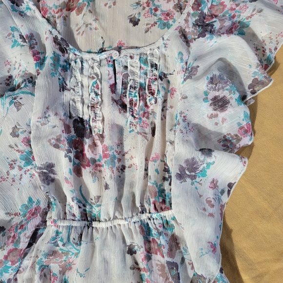 Ruffle Flutter Sleeve Top White Floral Flattering - Picture 4 of 8
